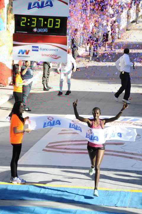 La atleta keniana Truphena Jemeli Tarus, se alzó como la gran triunfadora del XXV Maratón Internacional de La Laguna LALA 2013 en la rama femenil, ello luego de una cómoda carrera en la que dejó de tener competencia en la ruta desde el kilómetro 28, cuando la capitalina Vianey de la Rosa Rojas sin el empuje para mantener el paso impuesto por la africana, que terminó con un registro de 2 horas, 37 minutos y 03 segundos.