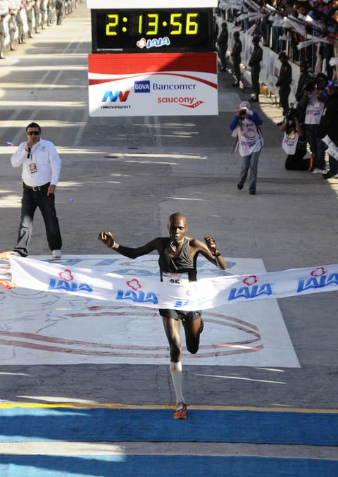 En su aniversario de Plata, Isaack Kemboi Kimaiyo se llevó la prueba, luego de sostener un gran duelo con el queretano Alejandro Suárez, quien tuvo que conformarse con el subcampeonato.