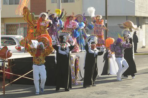 Los grupos de animación brindaron su apoyo en todo momento a los esforzados atletas que cruzaron las ciudades de Gómez Palacio, Lerdo y Torreón.