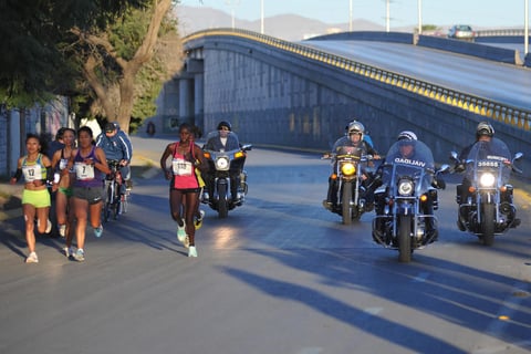 Tras el inicio de la carrera, poco a poco el grupo de punta se desintegró y al arribar al kilómetro 7, el grupo se redujo a cinco corredoras, las cuales se mantuvieron unidas hasta el kilómetros 19, cuando dos más dieron muestra de cansancio y debieron bajar el ritmo de su carrera, para quedarse rezagadas y sin oportunidad de triunfo.