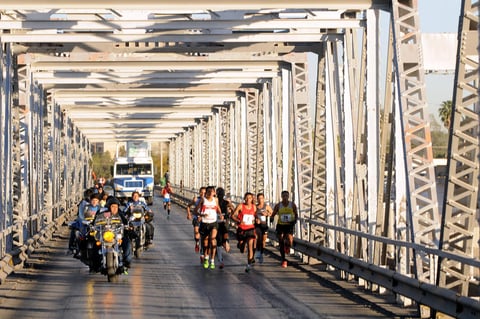 El Maratón Internacional de La Laguna, se ha convertido en un espacio para la libre expresión de los atletas y ayer no fue la excepción, ya que un buen número de ellos puso su toque muy personal para manifestar su admiración por diversos personajes, o bien, aprovecharon para manifestar sus sentimientos a sus seres más queridos.