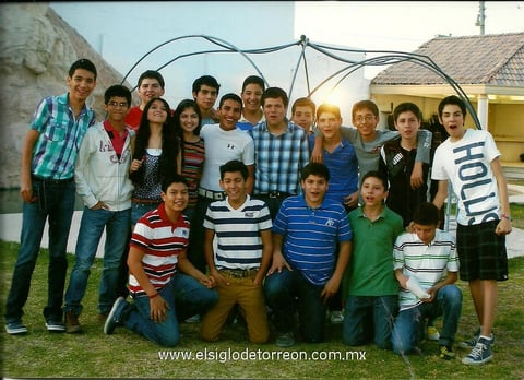 José  Cruz cumplió quince años acompañado de sus amigos del colegio.