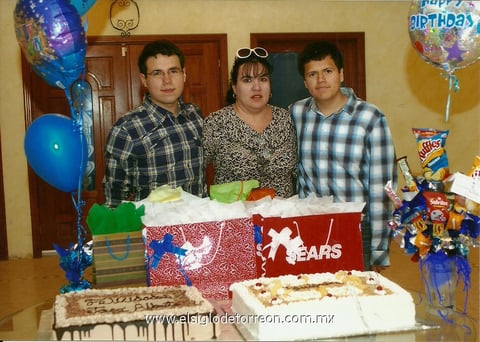 José Alberto y José Cruz junto a la organizadora de la bonita fiesta, su mamá Sra. Rossy Carrillo de Martínez.