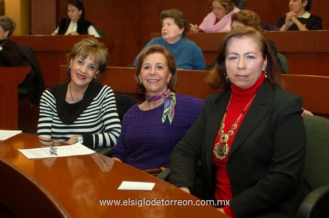 Juana  María, Lucy y Lily.