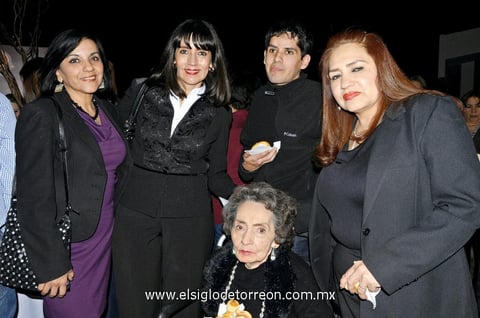 PASARELA.  Patricia, Carolina Gallardo, Ramón Betancourt, Irma y Josefina Márquez.