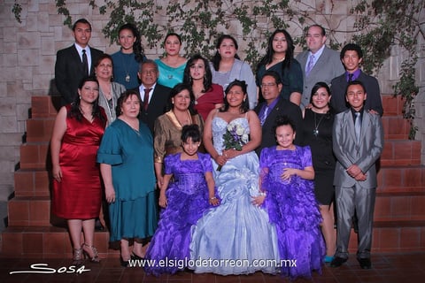 C.P. LORENZO Díaz Reyes, Sra. Fernanda Arreola de Díaz, Profra. Estela Arreola Gurrola, Profra. Cruz Angélica Díaz, L.A.F.F. Luisa Fernanda, Lucía Fabiola Dovalina Díaz, Minerva Díaz, Mirna Lorena y Miguel Ángel Tapia Díaz, Norma Díaz, Juan Bernardo, Luis Fernando y Norma Natalia Díaz Díaz, Lic. Enrique Riquelme Díaz y Lic. Laura Angélica Dovalina de Riquelme, Lic. León Alejandro Encina Medellín, Profra. Leticia Díaz de Encina, Karen Alejandra y Cinthia Leticia Encina Díaz.- Studio R. Sosa