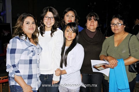 PASARELA.  Ilse de la Torre, Zaira de la Torre, Paty Wong, Julia Wong, Irma Ontiveros e Irma Noriega.