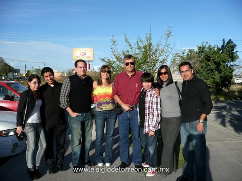 CUMPLEAñERA.  Rosa Ochoa (segunda de derecha a izquierda) celebró su cumpleaños junto a Sofía Ruvalcaba, Fredy Cano, Gerardo Cano, Hazel Martínez, Gerardo Reed, André Reed y su esposo Homero Cano Reed.