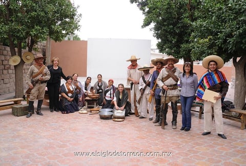 REALIZAN  una recreación sobre la Revolución.