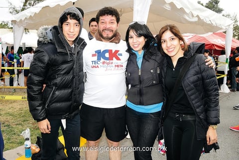 EN CARRERA ATLéTICA.  Víctor Jr., Víctor, Karen y Ceci Minaya.