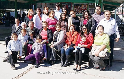 JUBILACIóN.  Ignacio Guadalupe Hernández Monreal, concluyó su labor magisterial, en la fotografía luce en compañía de familiares y amigos.