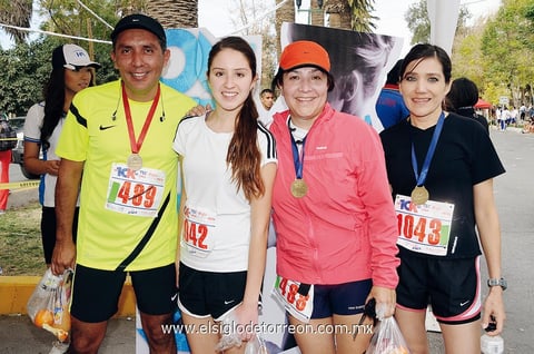 EN CARRERA ATLéTICA.  Luis, Ana Sofía, Cony y Marcela.