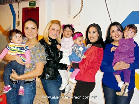 Laura Muñoz,  Lucy Dávila, Iveth Delgado y Cristy Dávila con las pequeñas Ximena, Regina, Mónica e Ivanna.