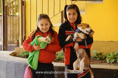 DANIELA  con su mascota Frida y Abril con su mascota Robin.