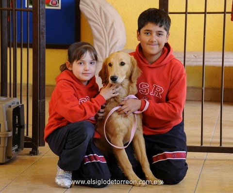 HERMANOS  Regina y Nacho con su mascota Lola.