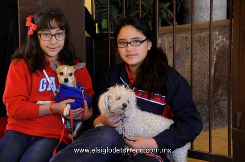 NATALIA  con su mascota Napi y Ashley con su mascota Rubí.
