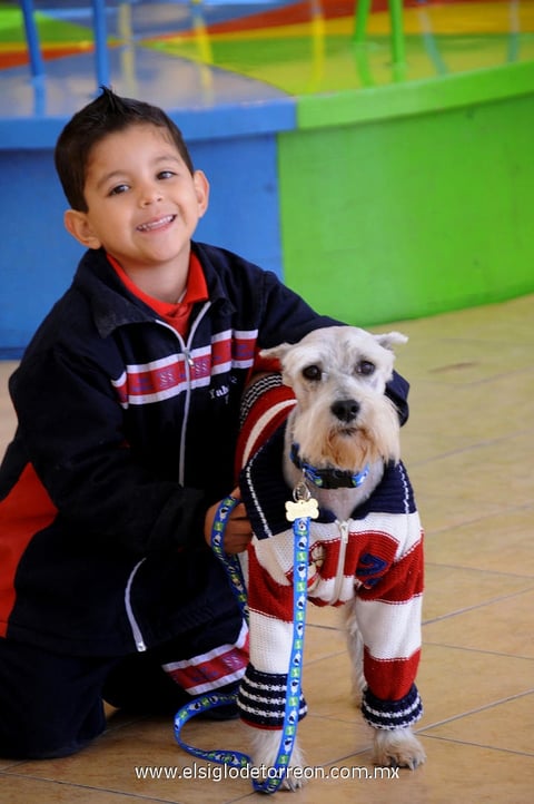 YAHEL  con su mascota Bucker.
