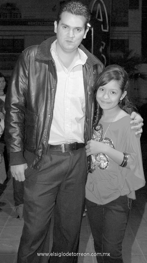 VANIA  Aranzazu Medellín Reyes, el día 17 de febrero de 2013 en su presentación musical en el Teatro Nazas, la acompaña su profesor de canto Armando Israel Fuentes Ortuño, además la acompañaron en el evento sus papás y familiares.