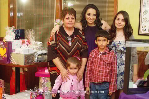 Ana Leticia Morán Esparza durante su despedida junto a Josefina, Arabela, Samy y Javier.