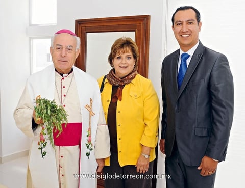 OBISPO  José Guadalupe Galván, Marcela de Sada y José Antonio Sánchez.