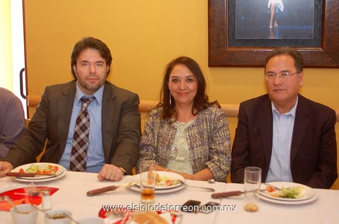 MARIO,  Mayela y Carlos.