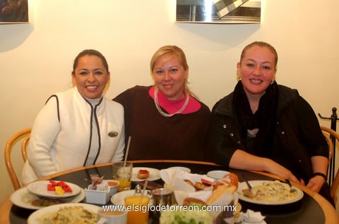 LUCíA , Mónica y Marcela.