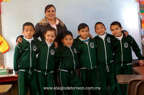 CAROLINA junto a los pequeños Javier, Reyna, Alan, Cristian, Fernando y David.