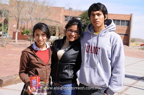 Laura  Esparza, Jaqueline Zamora y Sergio Solís.