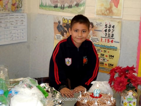 Axel Hernández Carlos festejando su cumpleaños en el colegio.