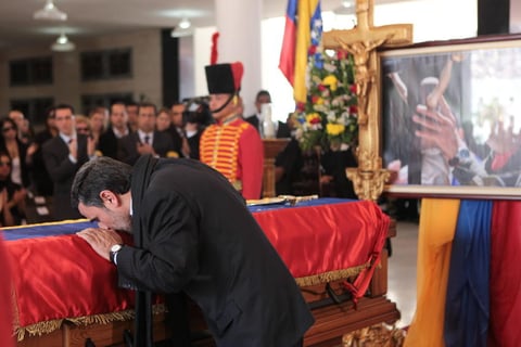 El presidente de Irán, Mahmud Ahmadineyad besó el féretro del presidente de Venezuela, Hugo Chávez.