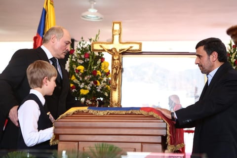 El presidente de Irán, Mahmud Ahmadineyad  y de Bielorrusia, Alexander Lukashenko acudieron a dar el último adiós a Hugo Chávez.