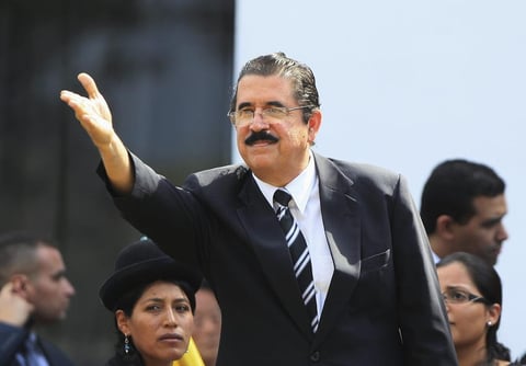 El expresidente de Honduras, asistió al funeral de Estado del presidente venezolano, Hugo Chávez.