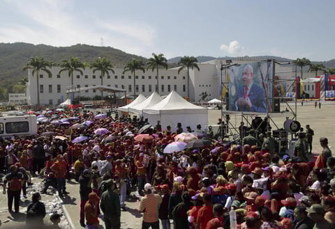 Un total de 54 comitivas diplomáticas incluyendo a los 33 líderes mundiales, arribaron uno a uno con sus respectivas caravanas en medio de estrictas medidas de seguridad que se extienden por la ciudad, mientras que los comercios se encuentran cerrados en su totalidad y las calles semivacías.