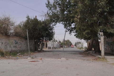 ‘Bloquean’ calles. Ante los múltiples robos que han sufrido, los vecinos de la colonia La Amistad decidieron cerrar dos calles que colindan con la colonia Valle Revolución.