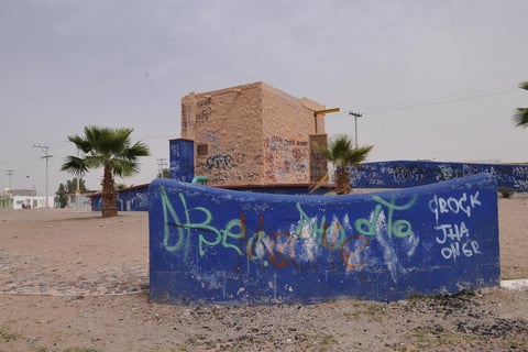 Falta vigilancia. La entrada, rotondas de la colonia y casas deshabitadas lucen completamente grafiteadas.
