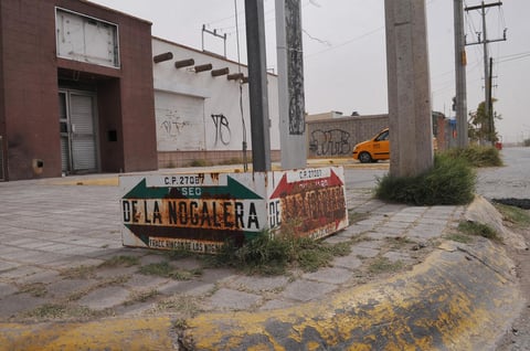 Sin nomenclaturas. Las pocas nomenclaturas que quedan en la colonia lucen completamente destruidas y en el piso.