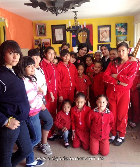 Alejandra de la Peña fue felicitada en su cumpleaños por la hermana Mercedes y las niñas del hogar Elena Domene.