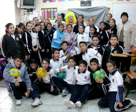 GRUPO  de amigos, compañeros de clase y sus maestras Paty Ceniceros y Karina Turrubiate.
