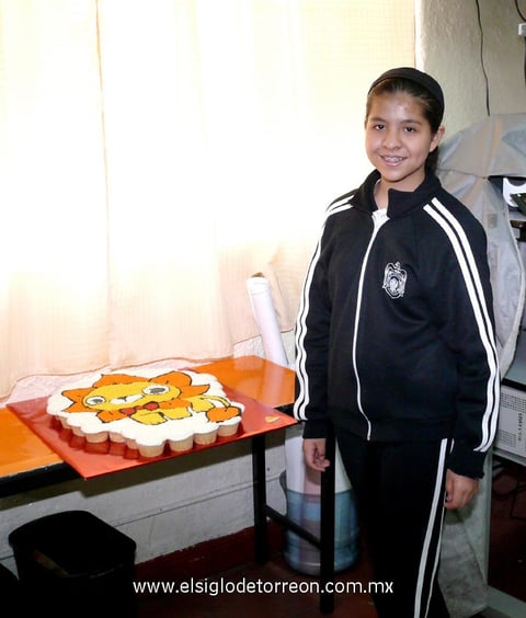 Ingrid Vianey con su pastel de cumpleaños.