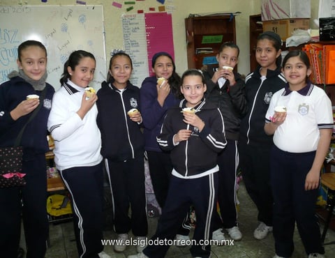 LA FELIZ  festejada en compañía de: Carolina, Erlyn, Priscila, Karla, Zury, Ana y Vero, quienes son amigas inseparables desde primer año.