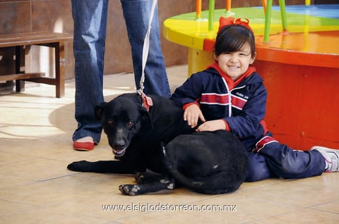 Valeria con su mascota Gorda.