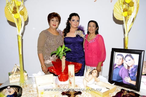 LA FUTURA  novia en compañía de las organizadoras de su festejo prenupcial.
