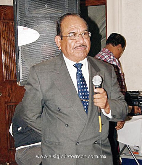 Isidro García Vázquez se retiró después de 53 años de servicio magisterial.