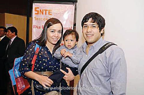 Érika y Rodolfo Javier con su hijo Érick Javier.