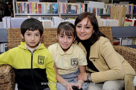 Uziel , Paola y Nayeli.