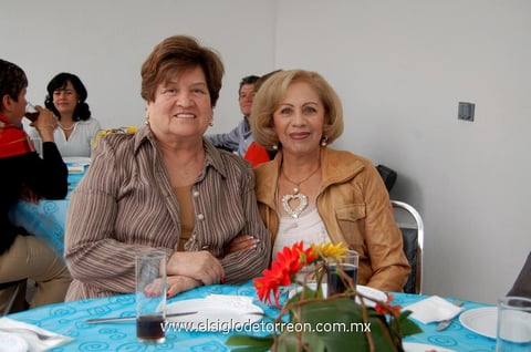 Estela de Reyes y Yolanda de Pedroza.