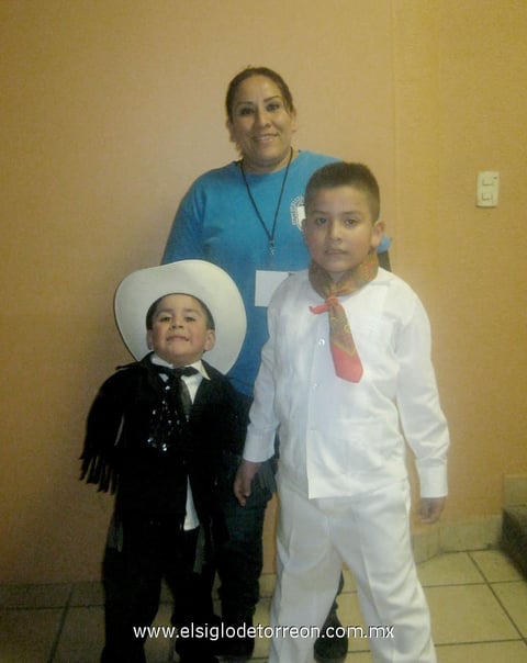 Santiago, Manuel y su Mami.