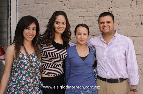 Isabel,  Dora, Maribel y Humberto.