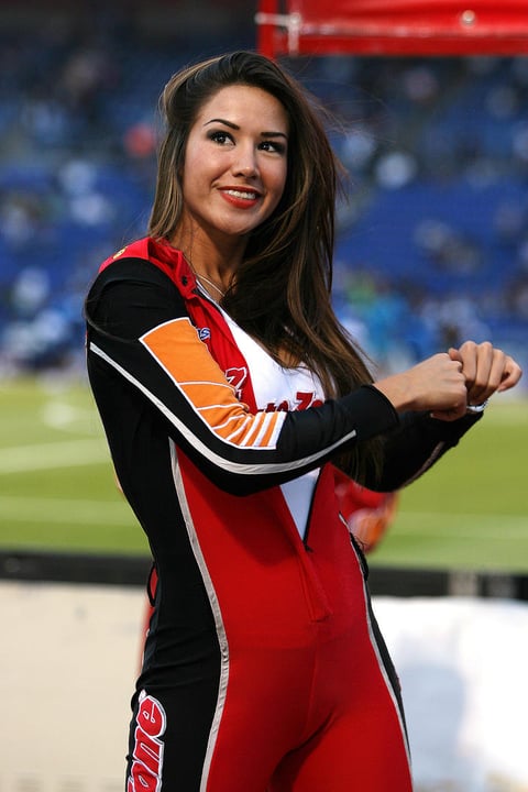 Bailando previo al juego de Rayados.