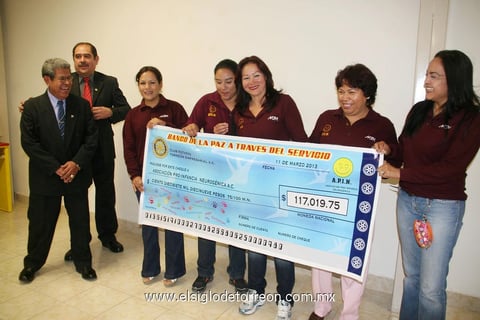 El Club  Rotario de Torreón aprovechó la ceremonia para hacer entrega de un donativo de poco más de 117 mil pesos para beneficio de los niños de APIN.